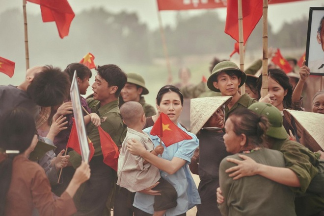 Nữ ca sĩ xuất hiện trong "Mưa đỏ" với diện mạo xinh đẹp cùng lời thoại "đắt giá" - Ảnh 5.