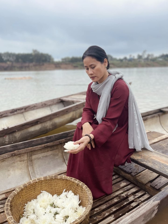 Hai người mẹ trong Mưa đỏ: Giống nhau từ trong phim đến đời thực, cùng tên, cùng tuổi và cùng một nỗi đau - Ảnh 12.