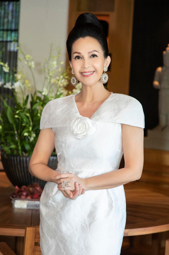 "Hoa hậu không ngai" của Vbiz: 40 năm không ăn cơm, tuổi 63 nhan sắc trẻ trung đến ngỡ ngàng - Ảnh 5.
