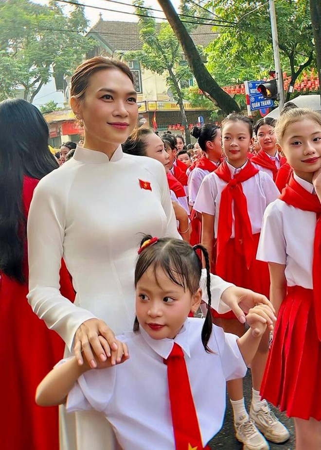 Giọng ca nhí 7 tuổi gây ấn tượng khi tự tin hát "Tiến quân ca" cùng Mỹ Tâm - Ảnh 2.