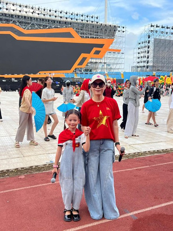 Giọng ca nhí 7 tuổi gây ấn tượng khi tự tin hát "Tiến quân ca" cùng Mỹ Tâm - Ảnh 3.