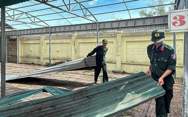 Cảnh sát cơ động toả đi các nơi giúp dân khắc phục hậu quả mưa bão - Ảnh 11.