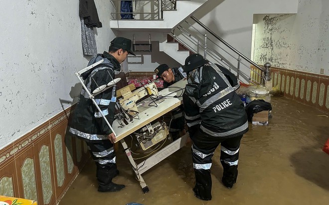 Cảnh sát cơ động toả đi các nơi giúp dân khắc phục hậu quả mưa bão - Ảnh 4.