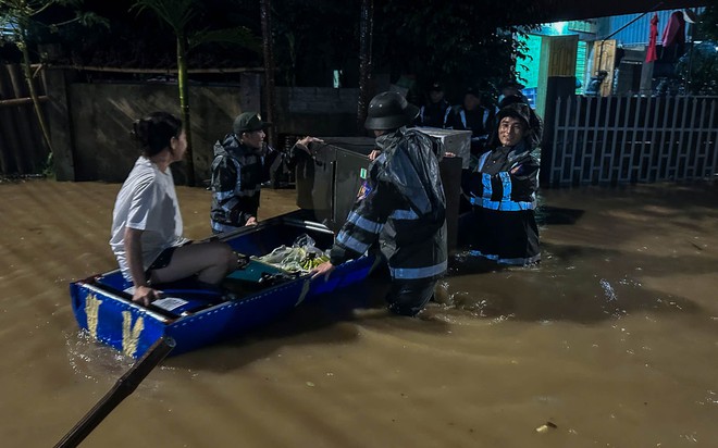 Cảnh sát cơ động toả đi các nơi giúp dân khắc phục hậu quả mưa bão - Ảnh 2.