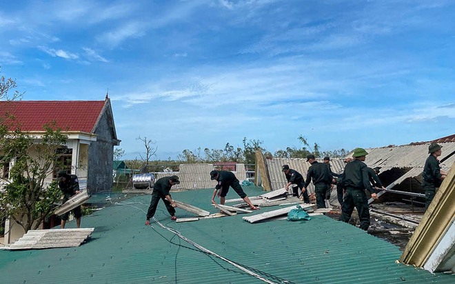 Cảnh sát cơ động toả đi các nơi giúp dân khắc phục hậu quả mưa bão - Ảnh 13.
