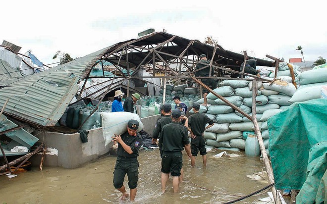 Cảnh sát cơ động toả đi các nơi giúp dân khắc phục hậu quả mưa bão - Ảnh 5.