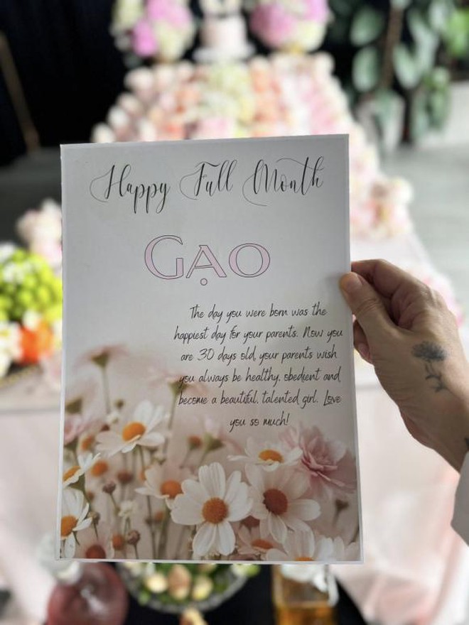 "Đả nữ màn ảnh Việt" cùng chồng làm tiệc đầy tháng cho con gái hoành tráng gây chú ý - Ảnh 3.
