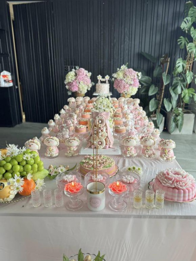 "Đả nữ màn ảnh Việt" cùng chồng làm tiệc đầy tháng cho con gái hoành tráng gây chú ý - Ảnh 4.
