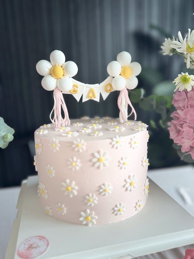 "Đả nữ màn ảnh Việt" cùng chồng làm tiệc đầy tháng cho con gái hoành tráng gây chú ý - Ảnh 6.