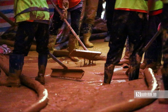 Hà Nội: Bùn lại phun trào ở dự án metro Nhổn - ga Hà Nội- Ảnh 3. Hà Nội: Bùn lại phun trào ở dự án metro Nhổn - ga Hà Nội- Ảnh 3.