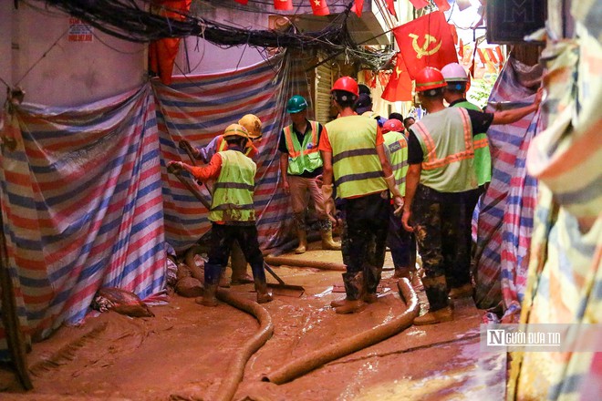 Hà Nội: Bùn lại phun trào ở dự án metro Nhổn - ga Hà Nội- Ảnh 4. Hà Nội: Bùn lại phun trào ở dự án metro Nhổn - ga Hà Nội- Ảnh 4.