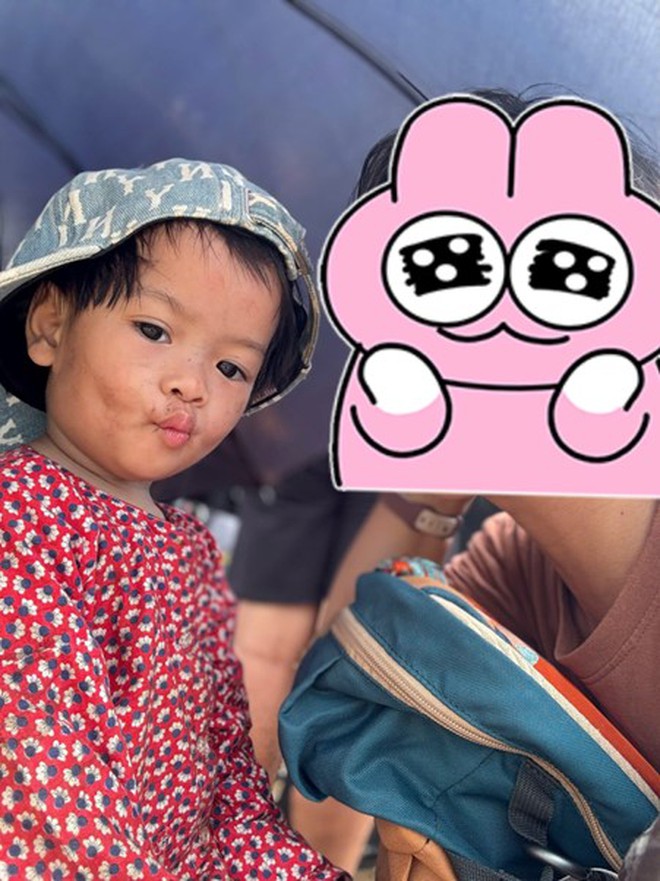 Diễn viên nhí 2 tuổi ngồi khóc thét bên thi thể mẹ trong "Mưa đỏ" gây ấn tượng - Ảnh 7.