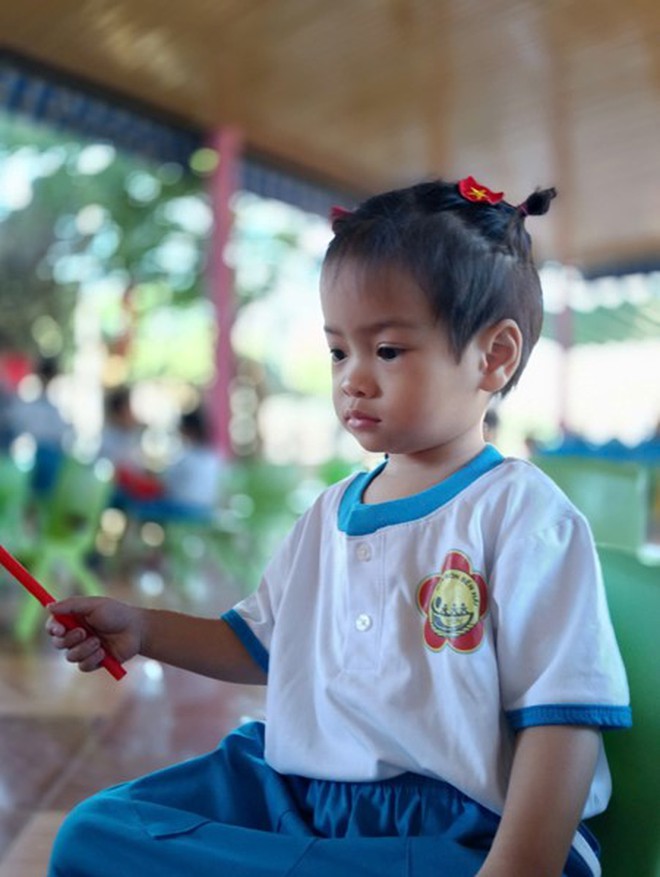 Diễn viên nhí 2 tuổi ngồi khóc thét bên thi thể mẹ trong "Mưa đỏ" gây ấn tượng - Ảnh 8.