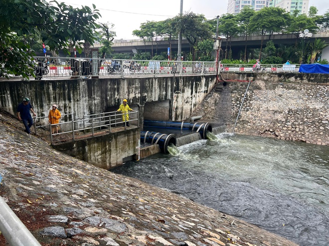 Hà Nội chính thức bổ cập nước "hồi sinh" sông Tô Lịch - Ảnh 2.