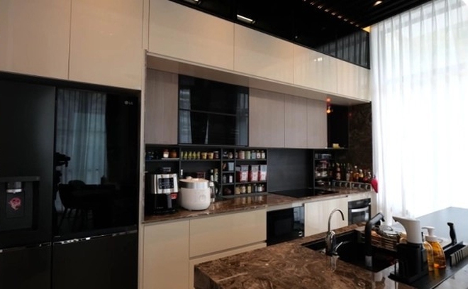 Cuộc sống sang chảnh của "G&aacute;i gi&agrave; lắm chi&ecirc;u" trong căn biệt thự 2 mặt tiền bề thế - Ảnh 5.