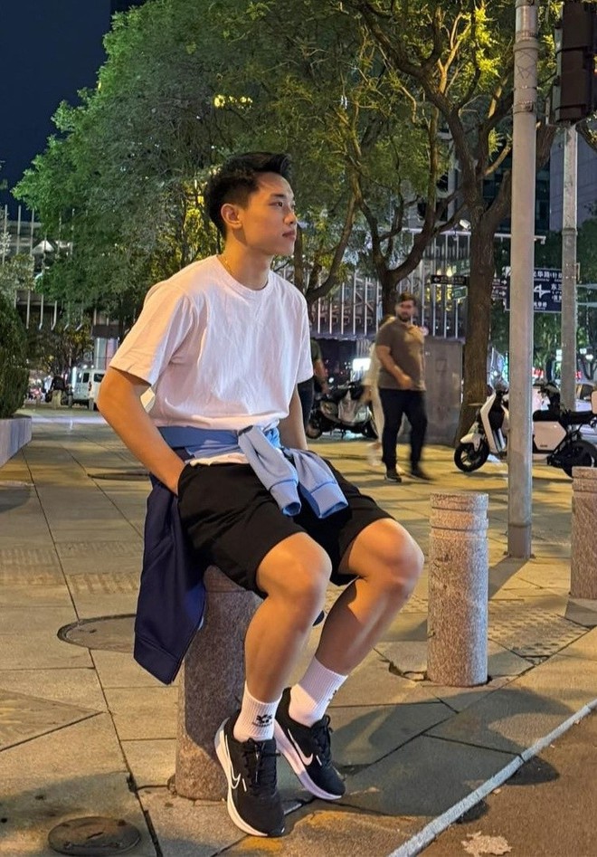 Tiền vệ Nguyễn Đ&igrave;nh Bắc: Cực đơn giản m&agrave; chất giữa đời thường- Ảnh 7.