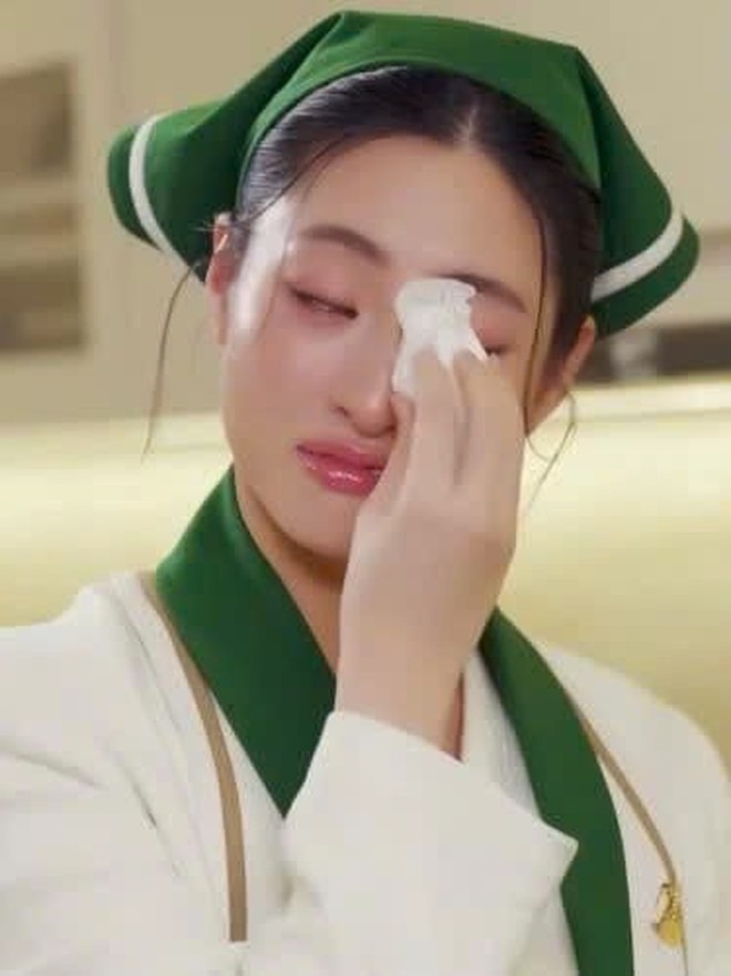 Rời cuộc sống Hoa hậu, Lương Th&ugrave;y Linh l&agrave;m người gi&uacute;p việc, thu dọn chuồng th&uacute; trong Xinh-Đờ-R&ecirc;-Linh- Ảnh 3.