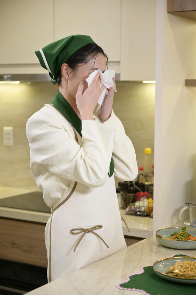 Rời cuộc sống Hoa hậu, Lương Th&ugrave;y Linh l&agrave;m người gi&uacute;p việc, thu dọn chuồng th&uacute; trong Xinh-Đờ-R&ecirc;-Linh- Ảnh 2.