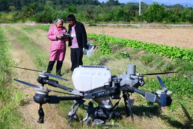 "B&agrave; ngoại si&ecirc;u ngầu": U90 g&acirc;y sốt khi l&aacute;i drone b&oacute;n ph&acirc;n, b&aacute;n gạo nline - Ảnh 2.