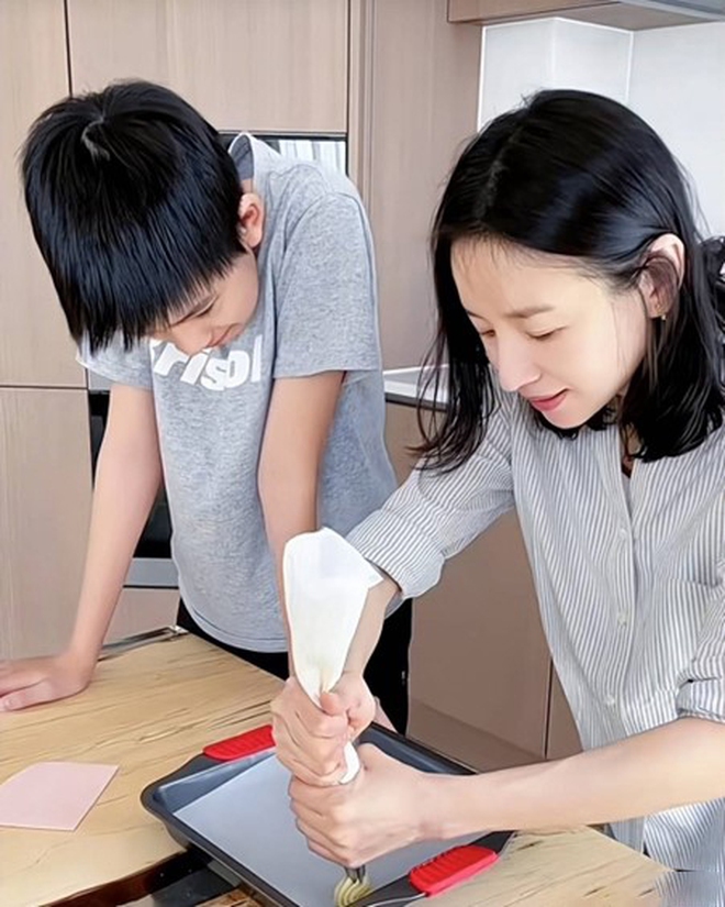 Bị quay lưng v&igrave; ồn &agrave;o ly h&ocirc;n, n&agrave;ng "ngọc nữ" từng được cả showbiz n&acirc;ng niu nay chọn l&agrave;m mẹ đơn th&acirc;n - Ảnh 8.