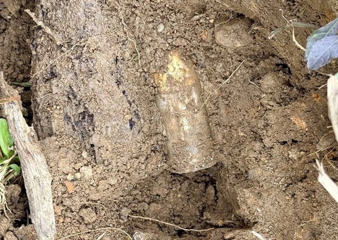 Phát hiện bom chùm trước cổng trường tiểu học - Ảnh 3.