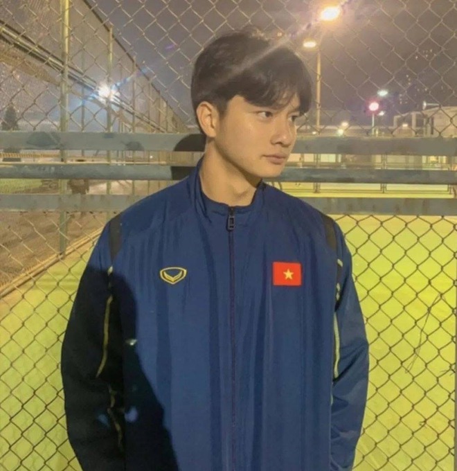 Người h&ugrave;ng của U23 Việt Nam với phong c&aacute;ch đời thường giản dị nhưng s&aacute;ng bừng- Ảnh 5.