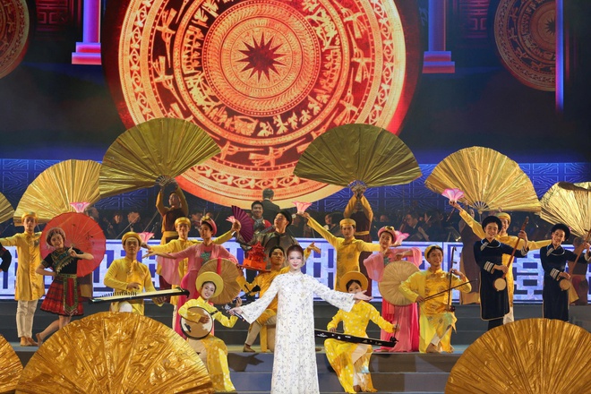 90 ph&uacute;t nghệ thuật đặc biệt tại Tp.HCM thắp l&ecirc;n niềm tin v&agrave; kh&aacute;t vọng ph&aacute;t triển đất nước- Ảnh 9.