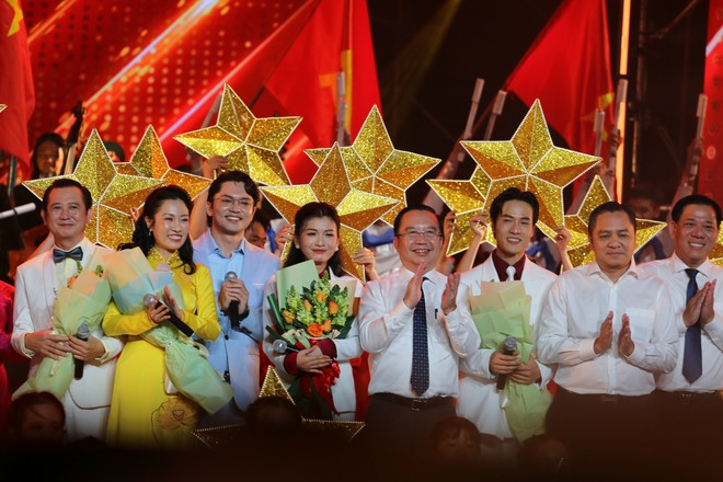 90 ph&uacute;t nghệ thuật đặc biệt tại Tp.HCM thắp l&ecirc;n niềm tin v&agrave; kh&aacute;t vọng ph&aacute;t triển đất nước- Ảnh 11.