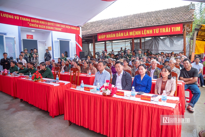 Gần 100 ngôi nhà mới được bàn giao cho người dân vùng "rốn lũ" Đắk Lắk- Ảnh 1. Gần 100 ngôi nhà mới được bàn giao cho người dân vùng "rốn lũ" Đắk Lắk- Ảnh 1.