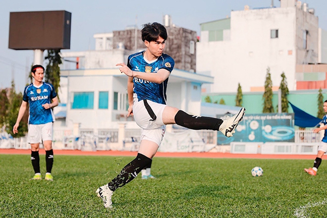 Vẻ ngoài điển trai tuổi tròn đôi mươi của con trai nam diễn viên Huy Khánh gây sốt - Ảnh 5.