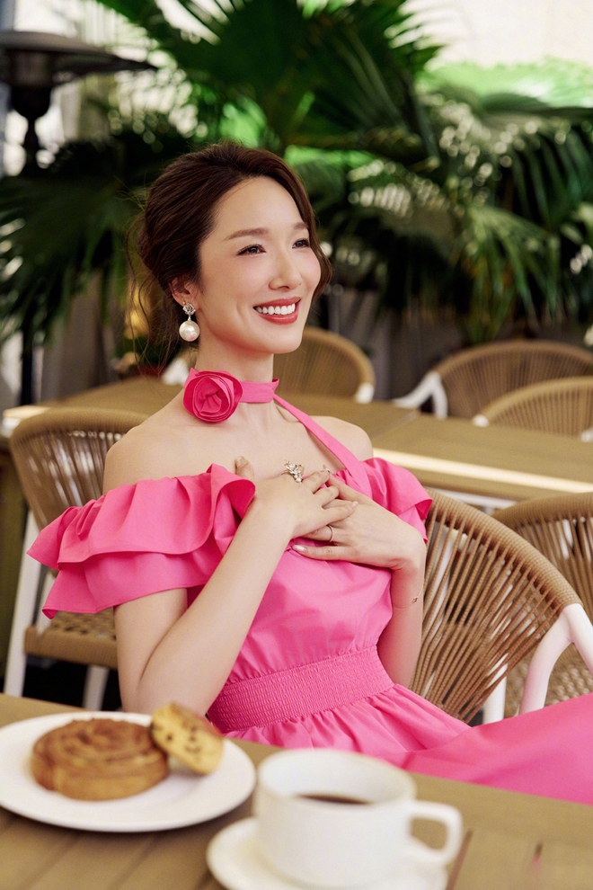 Chuyện tình "đũa lệch" của nàng hậu bất chấp cưới "chú lùn showbiz", cuộc sống gây bất ngờ- Ảnh 4. Chuyện tình "đũa lệch" của nàng hậu bất chấp cưới "chú lùn showbiz", cuộc sống gây bất ngờ- Ảnh 4.