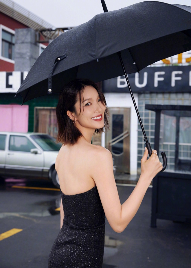 Chuyện tình "đũa lệch" của nàng hậu bất chấp cưới "chú lùn showbiz", cuộc sống gây bất ngờ- Ảnh 5. Chuyện tình "đũa lệch" của nàng hậu bất chấp cưới "chú lùn showbiz", cuộc sống gây bất ngờ- Ảnh 5.