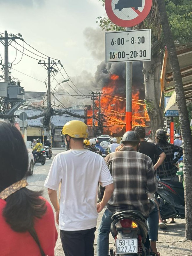 Ch&aacute;y cửa h&agrave;ng nội thất tại Tp.HCM chiều m&ugrave;ng 8 Tết, h&agrave;ng ngh&igrave;n kh&aacute;ch h&agrave;ng bị mất điện- Ảnh 4.