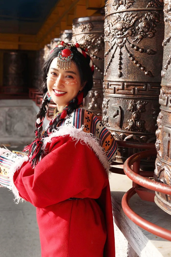 Nữ diễn viên Quỳnh Lam công khai khoảnh khắc tình tứ bên bạn trai kém 9 tuổi - Ảnh 2.