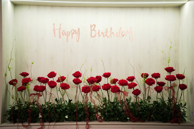 Hoa hậu Kh&aacute;nh V&acirc;n bật kh&oacute;c khi được chồng hơn 17 tuổi l&agrave;m điều đặc biệt- Ảnh 1.