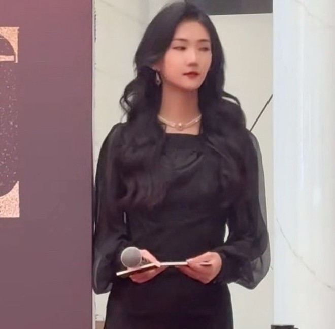 Nam diễn vi&ecirc;n Huỳnh Hiểu Minh bị bắt gặp đang hẹn h&ograve; c&ocirc; g&aacute;i lạ xinh đẹp - Ảnh 3.