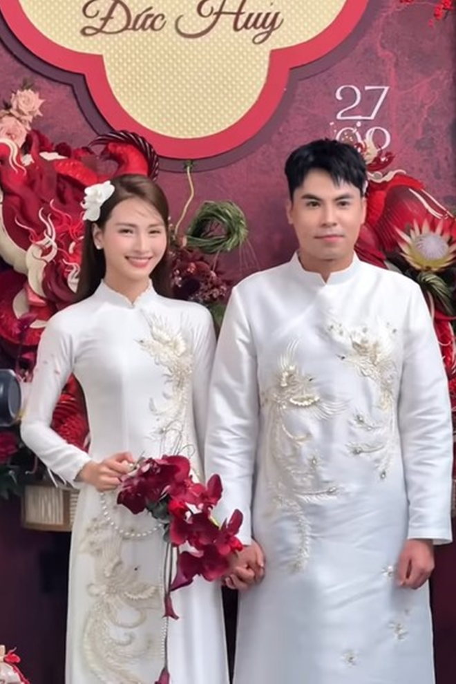 Tiền vệ Đức Huy v&agrave; MC M&ugrave; Tạt VTV hạnh ph&uacute;c ngập tr&agrave;n trong lễ ăn hỏi - Ảnh 4.