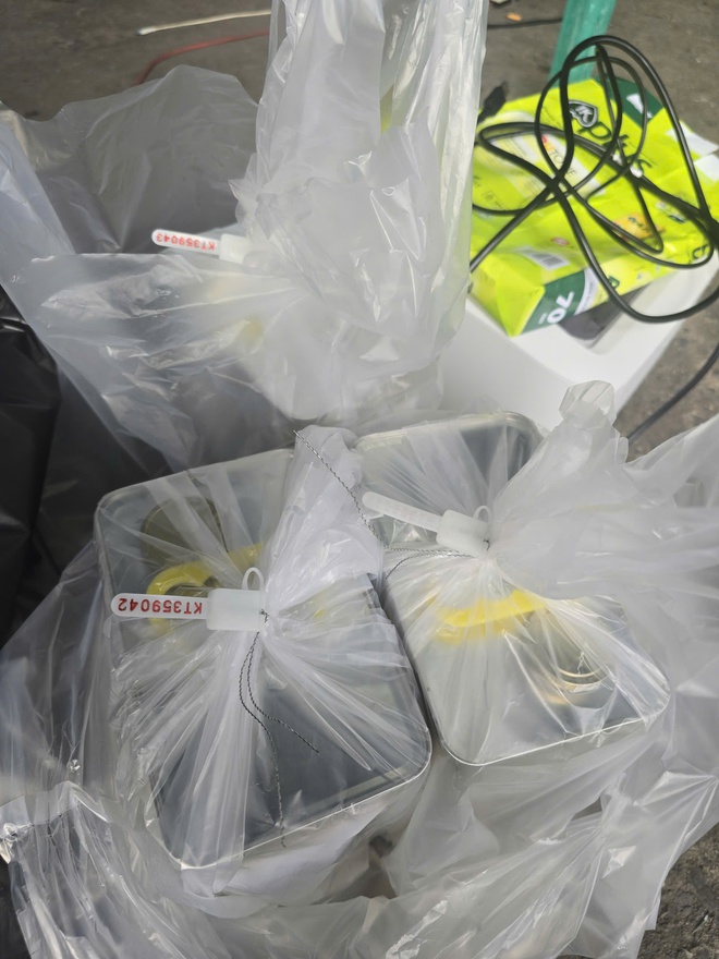 Kinh ho&agrave;ng đường d&acirc;y xăng A95 giả ở Tp.HCM: Pha dung m&ocirc;i ngay trong bồn, b&aacute;n gi&aacute; xăng thật- Ảnh 5.