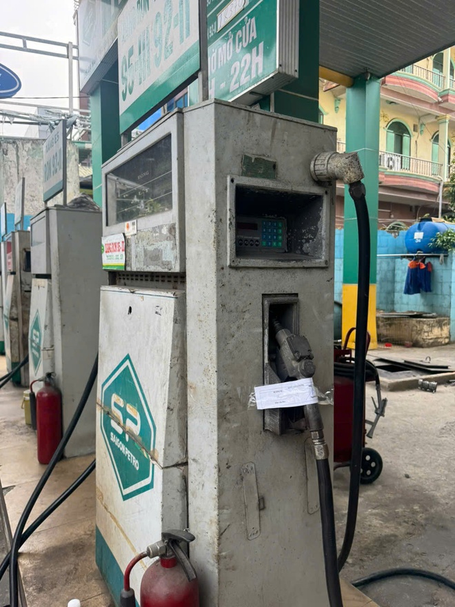 Kinh ho&agrave;ng đường d&acirc;y xăng A95 giả ở Tp.HCM: Pha dung m&ocirc;i ngay trong bồn, b&aacute;n gi&aacute; xăng thật- Ảnh 4.