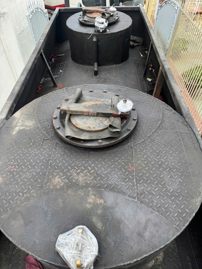 Kinh ho&agrave;ng đường d&acirc;y xăng A95 giả ở Tp.HCM: Pha dung m&ocirc;i ngay trong bồn, b&aacute;n gi&aacute; xăng thật- Ảnh 3.