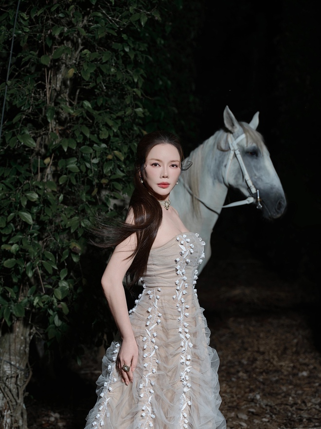 L&yacute; Nh&atilde; Kỳ khoe nhan sắc trong bộ ảnh chụp với ngựa - Ảnh 8.