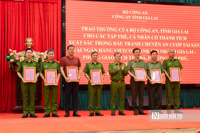 Bộ c&ocirc;ng an biểu dương c&aacute;c lực lượng lập chiến c&ocirc;ng truy bắt hai nghi phạm cướp ng&acirc;n h&agrave;ng ở Gia Lai- Ảnh 8.