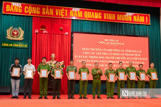 Bộ c&ocirc;ng an biểu dương c&aacute;c lực lượng lập chiến c&ocirc;ng truy bắt hai nghi phạm cướp ng&acirc;n h&agrave;ng ở Gia Lai- Ảnh 7.