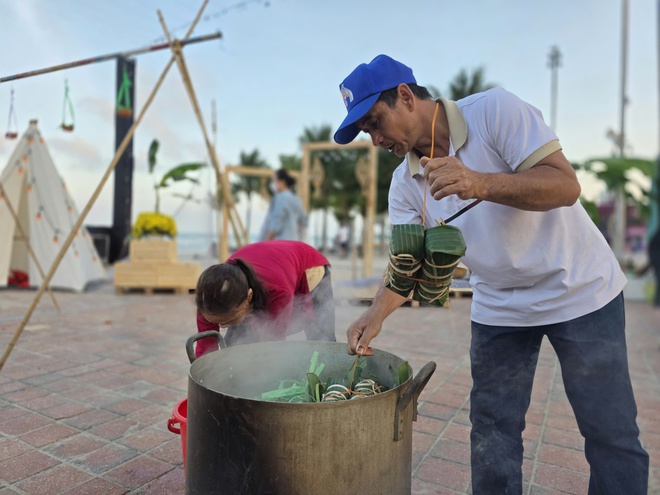 Du khách thích thú trải nghiệm Tết làng chài bên bờ biển Đà Nẵng- Ảnh 6. Du khách thích thú trải nghiệm Tết làng chài bên bờ biển Đà Nẵng- Ảnh 6.