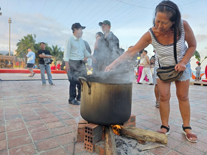 Du khách thích thú trải nghiệm Tết làng chài bên bờ biển Đà Nẵng- Ảnh 7. Du khách thích thú trải nghiệm Tết làng chài bên bờ biển Đà Nẵng- Ảnh 7.