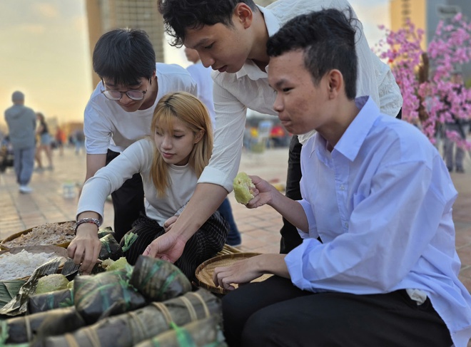 Du khách thích thú trải nghiệm Tết làng chài bên bờ biển Đà Nẵng- Ảnh 21. Du khách thích thú trải nghiệm Tết làng chài bên bờ biển Đà Nẵng- Ảnh 21.