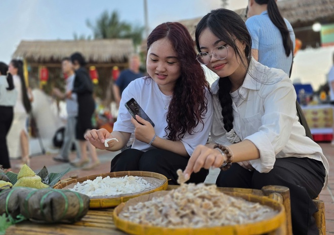 Du khách thích thú trải nghiệm Tết làng chài bên bờ biển Đà Nẵng- Ảnh 22. Du khách thích thú trải nghiệm Tết làng chài bên bờ biển Đà Nẵng- Ảnh 22.