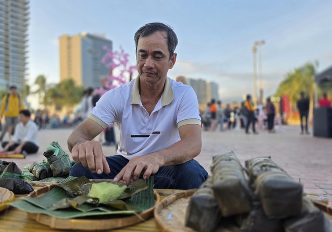 Du khách thích thú trải nghiệm Tết làng chài bên bờ biển Đà Nẵng- Ảnh 20. Du khách thích thú trải nghiệm Tết làng chài bên bờ biển Đà Nẵng- Ảnh 20.