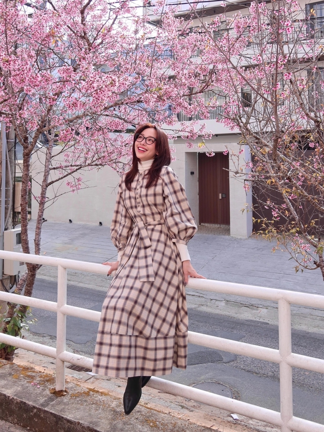 Ca sĩ T&oacute;c Ti&ecirc;n "đốn tim" người h&acirc;m mộ b&ecirc;n hoa mai anh đ&agrave;o - Ảnh 3.