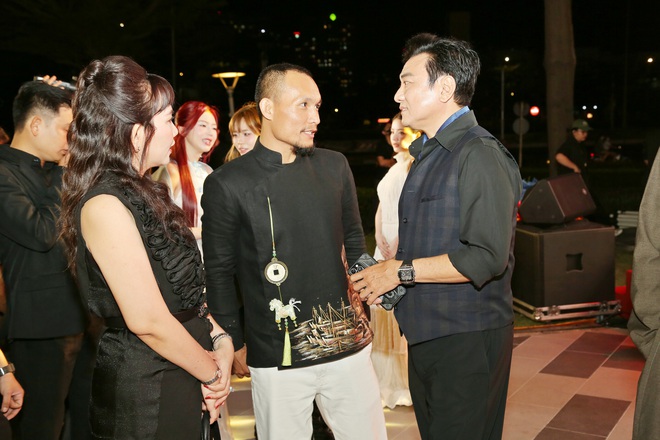 "&Ocirc;ng tr&ugrave;m phản diện" Ho&agrave;ng Ph&uacute;c "h&acirc;m n&oacute;ng" t&igrave;nh y&ecirc;u với vợ trẻ- Ảnh 3.